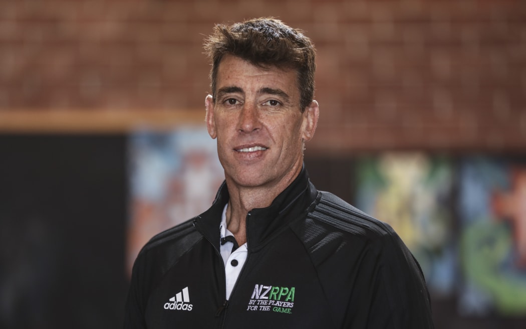 Zespół Black Ferns został oficjalnie umieszczony na liście płac New Zealand Rugby.  NZR ogłosiło, że podpisze kontrakty ze swoimi 30 najlepszymi zawodniczkami na kwotę od 12 500 do 20 000 dolarów rocznie.  Rob Nicholl, dyrektor generalny Nowozelandzkiego Stowarzyszenia Graczy Rugby (NZRPA).