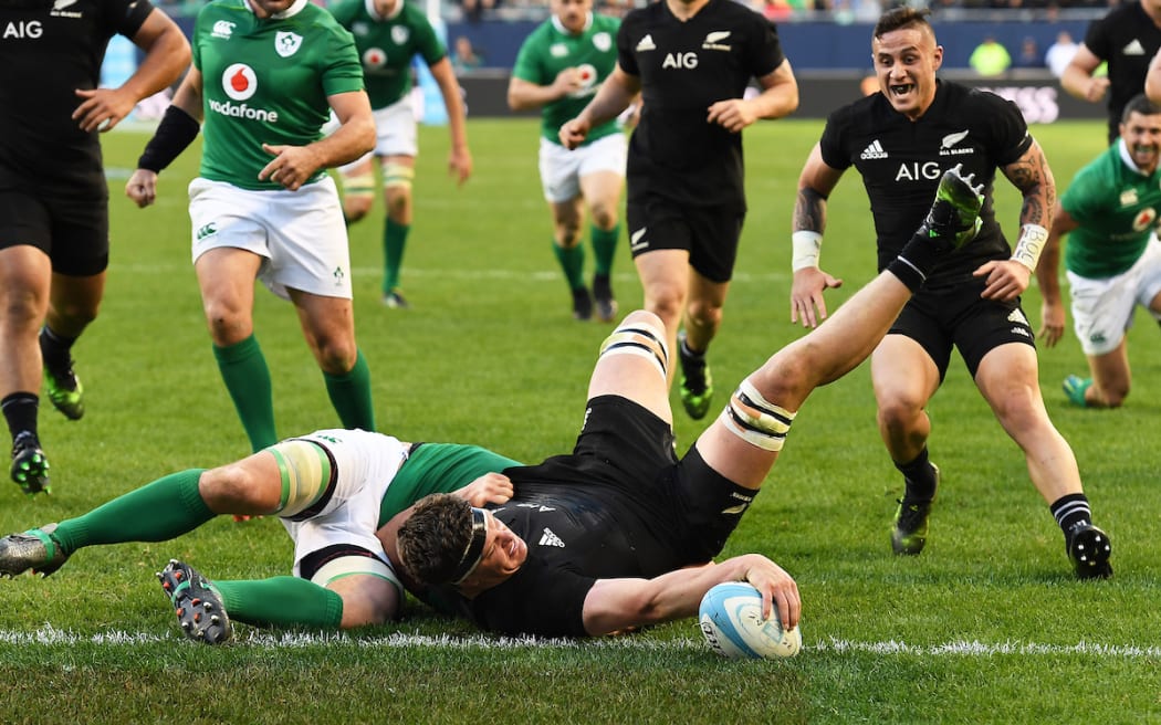 Scott Barrett scores a try at Soldier Field in Chicago.