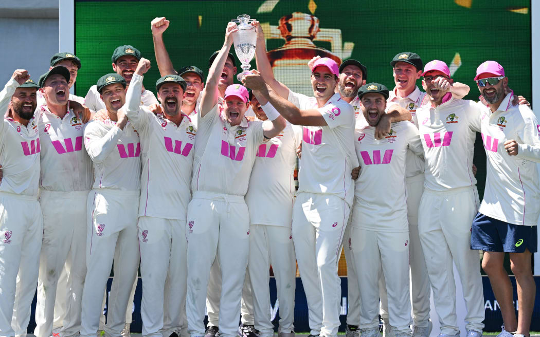 Australia's players celebrates with the Ashes trophy following their series win on day 5 of the fifth Ashes Test against England at the Sydney Cricket Ground, January 8, 2026. (AAP Image/Dean Lewins/Photosport)