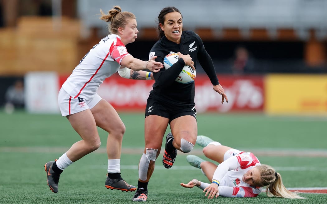 Stacey Fluhler makes a break for the Black Ferns Sevens.