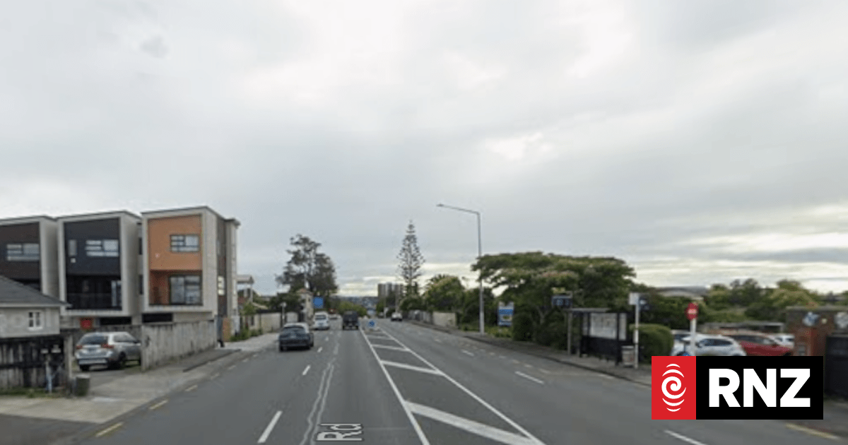 Police seek witnesses to Auckland road incident th