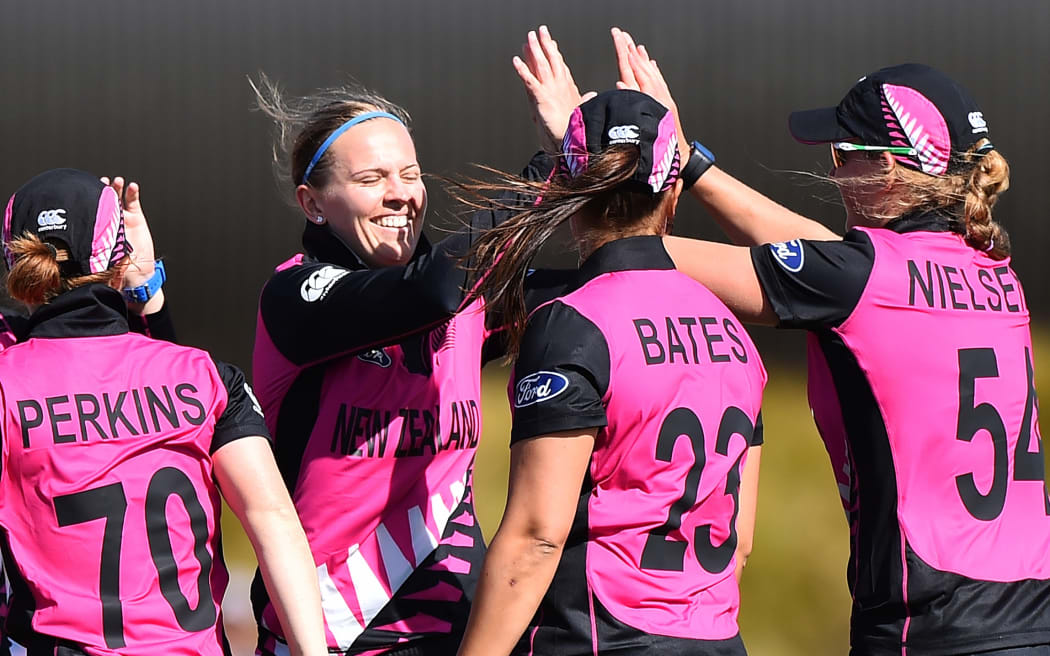 Lea Tahuhu was among the wicket-takers in the White Ferns warm-up match.