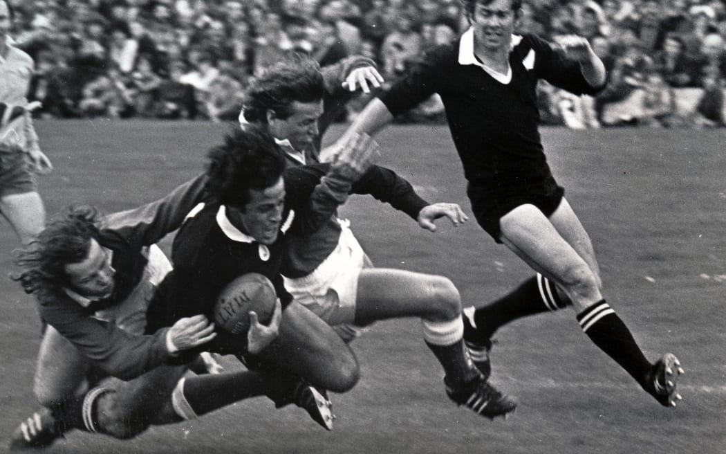 Bryan Williams playing against the 1977 British and Irish Lions.