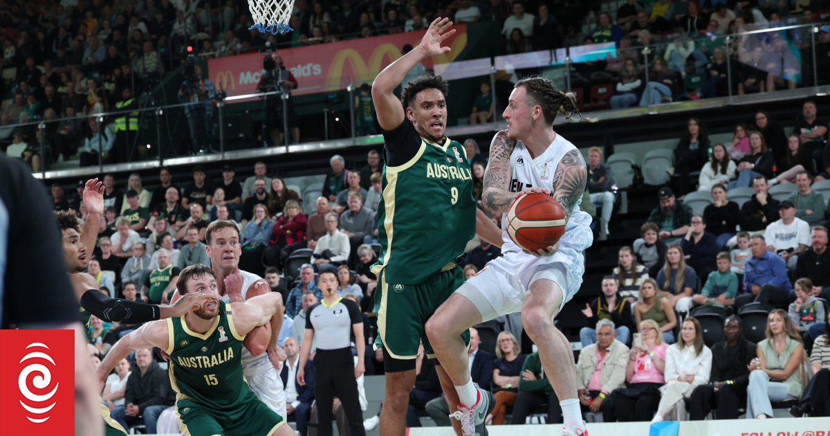 Fans frustrated as tense Tall Blacks loss to Australia cuts out on screen