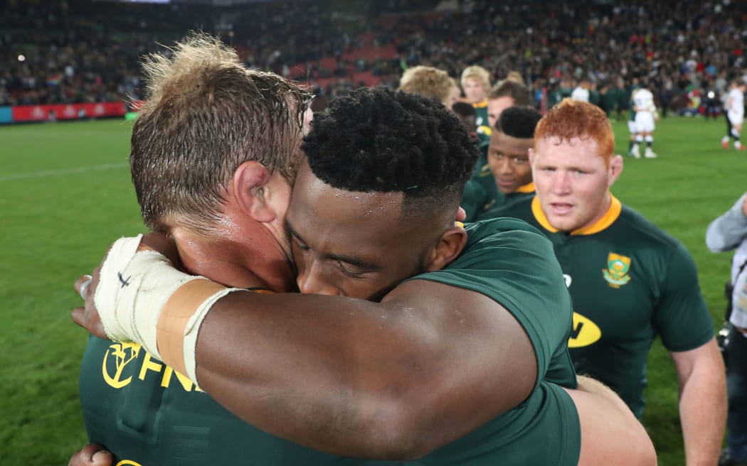 Siya Kolisi embraced by Duane Vermeulen.
