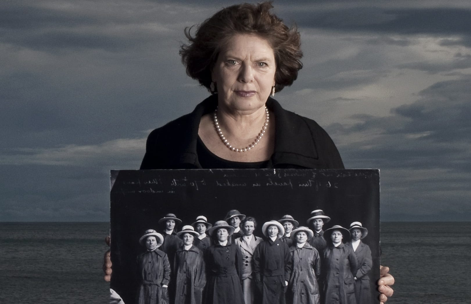 Jane Tolerton holding a photo of the NZ Volunteer Sisterhood before the first group left Wellington for Egypt in October 1915. Hatless in the middle is Ettie Rout, the one woman associated with NZ in WWI whose name is well known.