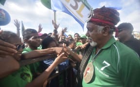 This picture taken in Dili, East Timor on July 18, 2017 shows Xanana Gusmao (R) president of CNRT (National Congress for Timorese Reconstruction) during a campaign in Dili. 
The Parliamentary election will take place on July 22. / AFP PHOTO / VALENTINO DARIEL SOUSA