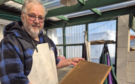 Marty explains that harakeke paper retains it's strength through the way its fibres bind together.