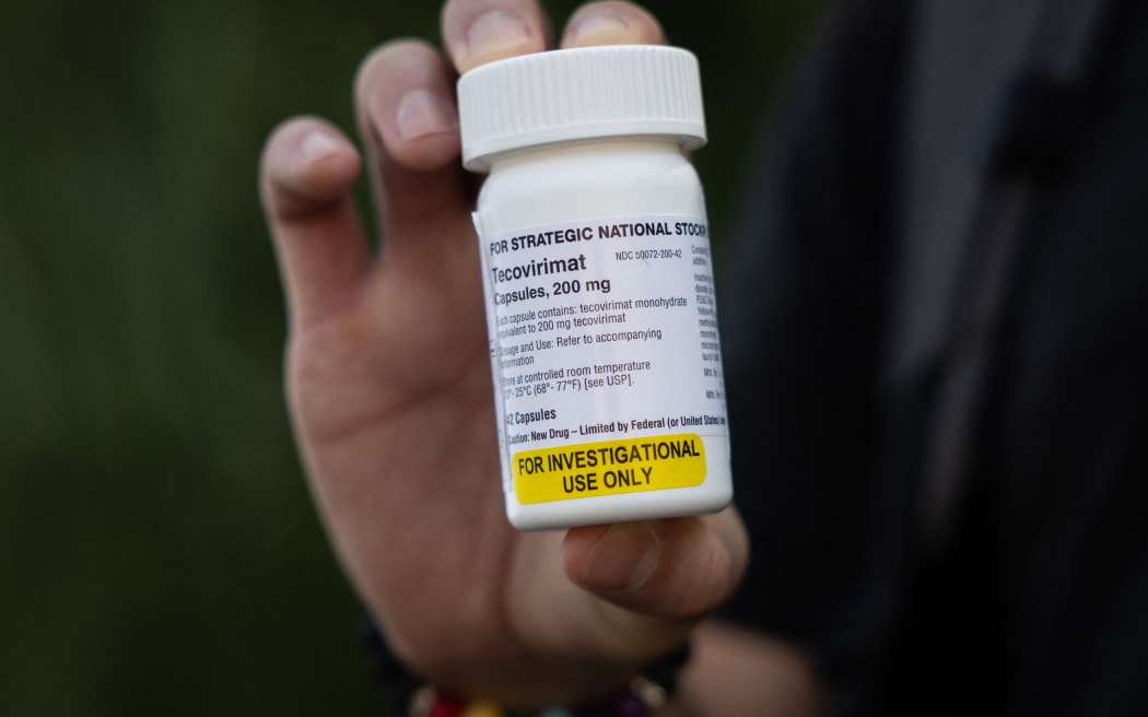 Kyle Planck, 26, who has recovered from monkeypox, shows a bottle of Tecovirimat, which is used for monkeypox treatment, during an interview in New York on July 19, 2022. - “I don't want anyone to have to go through what I went through“ just cured of monkeypox, which gave him "the worst pain of his life" despite rapid treatment, Planck, 26, regrets the lack of response from health authorities when the epidemic appeared in the US. (Photo by Yuki IWAMURA / AFP)