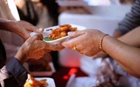 Share food with homeless homeless people: the concept of donation