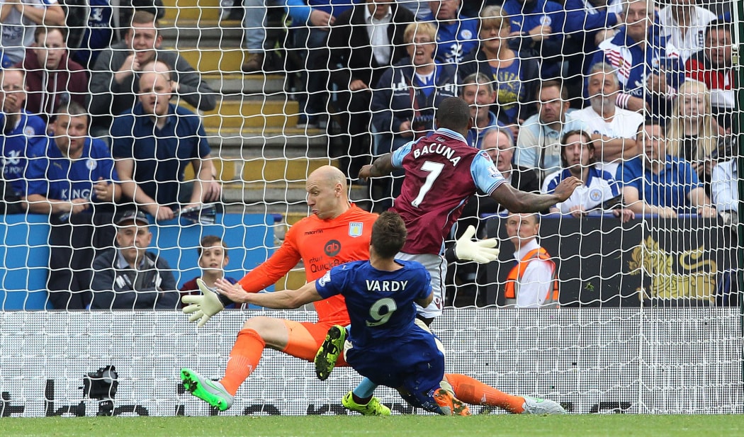 Leicester City striker Jamie Vardy scores their second goal past Aston Villa's US goalkeeper Brad Guzan (L) at King Power Stadium in Leicester, central England on September 13, 2015. Leicester won the game 3-2. AFP PHOTO / LINDSEY PARNAB