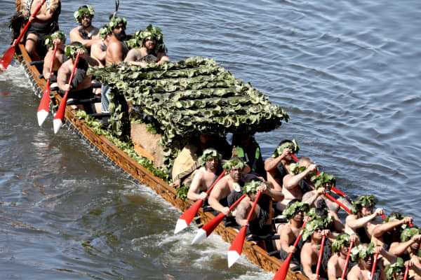 Kiingi Tuheitia's body being transported up the Waikato river