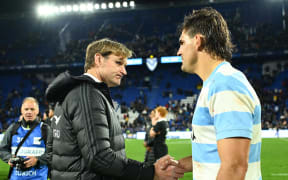 Scott Robertson shakes hands with Pablo Matera.