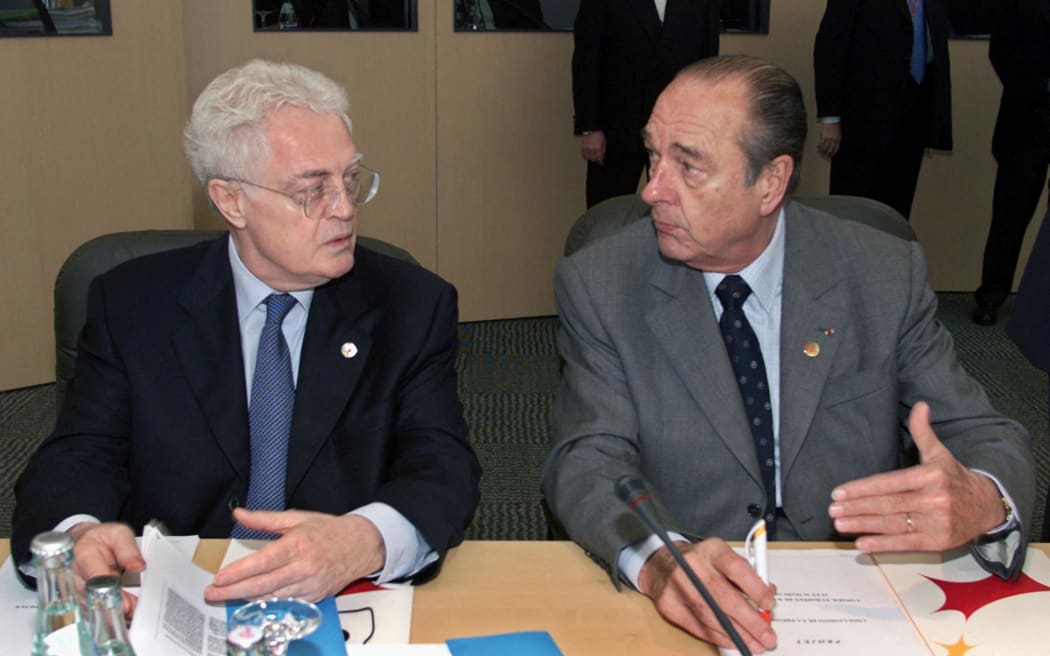 French President Jacques Chirac (R) and Prime minister Lionel Jospin (L) discuss prior to the opening of the last working session of the European Union summit in Barcelona 16 March 2002. Chirac and Jospin are running for election in the two-round presidential election being held on 21 April  and 5 May.