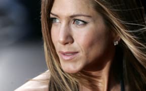 US actress Jennifer Aniston arrives for the UK premiere of the film 'Break Up' in Leicester Square in London, 14 June 2006. (Photo by SHAUN CURRY / AFP)
