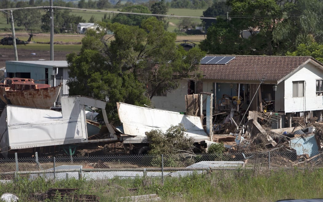This general view shows homes damaged by recent flooding in the town of Grantham on January 16, 2011. Queensland has had a six-week flood crisis, where floodwaters swallowed an area the size of France and Germany combined, culminating in the swamping last week of Brisbane, Australia's third largest city, and utter devastation of towns to the west, like Grantham.      AFP PHOTO / Eddie Safarik (Photo by EDDIE SAFARIK / AFP)