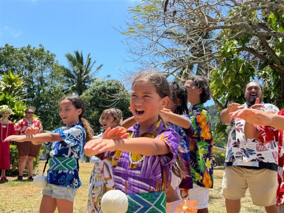 Ngā Tamariki Mānihera, a music performance group from Ngātiwai, Ngāpuhi-nui-tonu all of the Tai Tokerau area and Muriwhenua in Rarotonga thanking former ariki's wife for her hospitality.