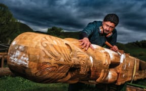 Kereama Hohua carefully shapes the new Toi Kai Rākau pouwhenua to be placed at Kohi Point. The pouwhenua is made of native kauri.