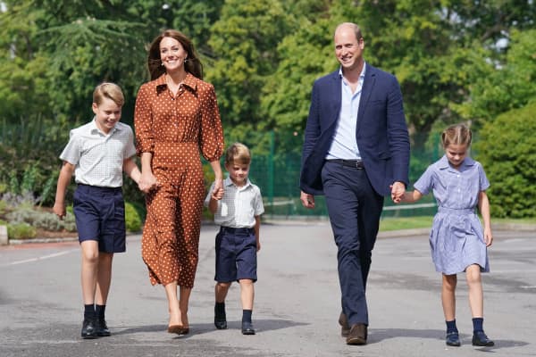 (From L) Britain's Prince George of Cambridge, Britain's Catherine, Duchess of Cambridge, Britain's Prince Louis of Cambridge, Britain's Prince William, Duke of Cambridge, and Britain's Princess Charlotte of Cambridge arrive for a settling in afternoon at Lambrook School, near Ascot in Berkshire on September 7, 2022 on the eve of their first school day. (Photo by Jonathan Brady / POOL / AFP)