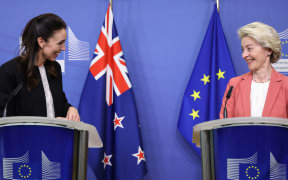 European Commission President Ursula von der Leyen (R) and New Zealand Prime Minister Jacinda Ardern (L) react as they give a press conference after a meeting at EU headquarters in Brussels, on June 30, 2022. (Photo by Kenzo TRIBOUILLARD / AFP)