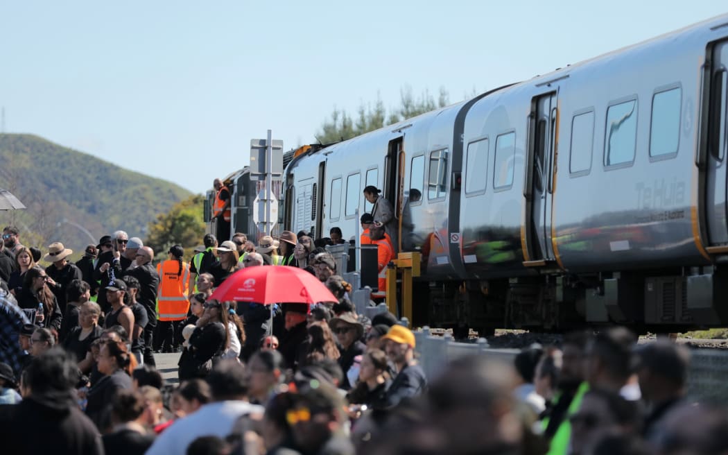 Onlookers wait for Kiingi Tuheitia's body to arrive at Taupiri maunga