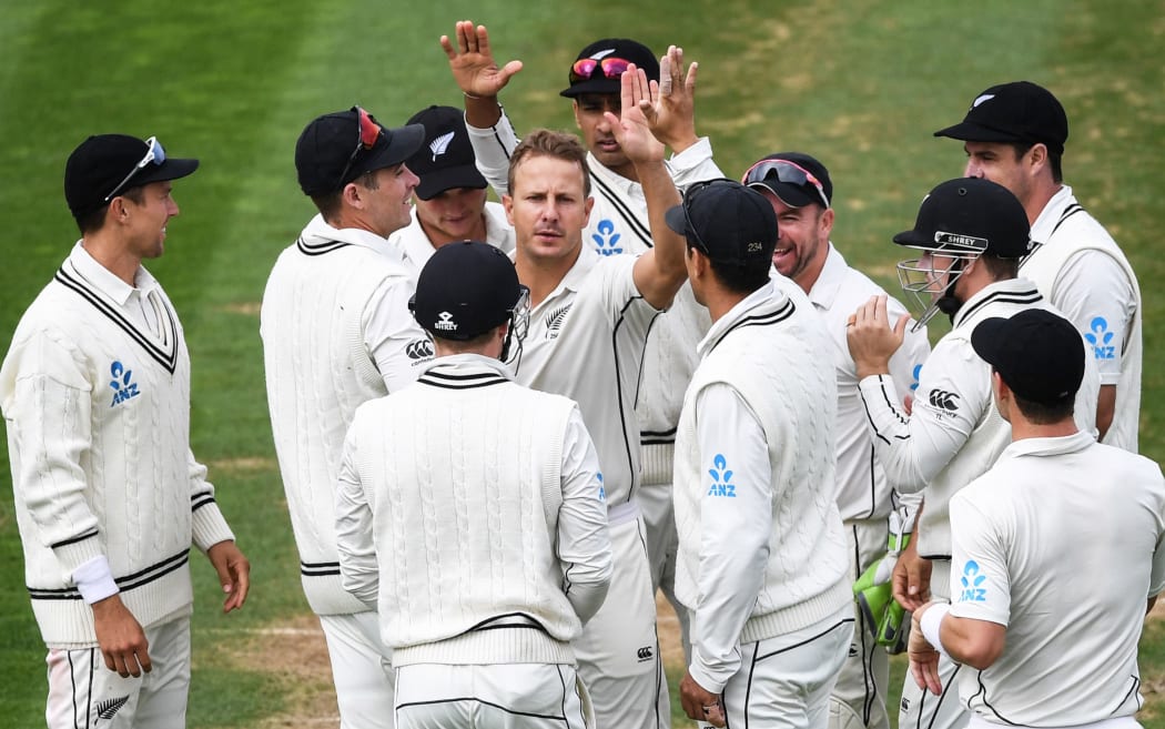 Neil Wagner and team mates celebrate the wicket of Mithun.
