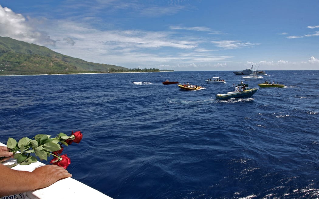 Relatives of the victims of the crash into the Pacific Ocean near Moorea island throw flowers into the ocean in their memory, 11 August 2007. Twenty people died, 10 August 2007, after the turboprop ploughed into the waves just moments after taking off from Moorea on its way to next-door Tahiti