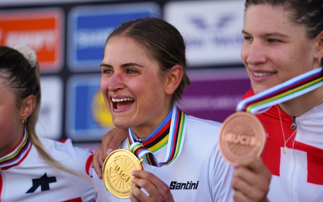 New Zealand mountain bike rider Sammie Maxwell won gold in the under-23 women's cross country at the cycling world championships in Scotland.