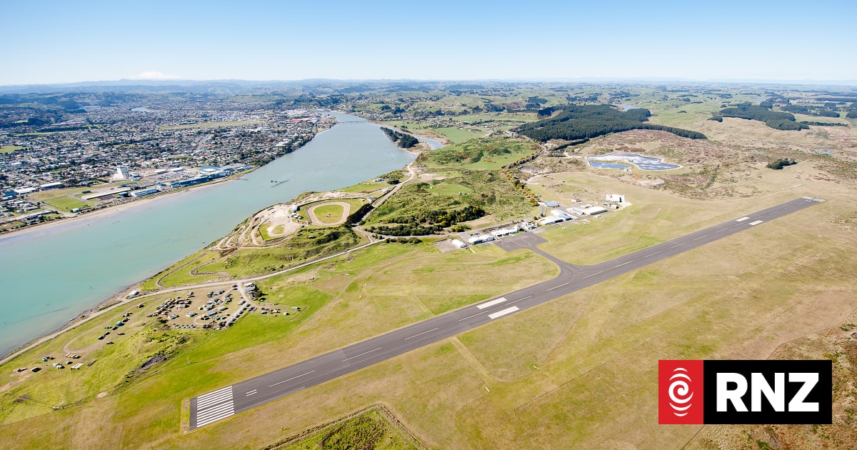 Occupant in serious condition after light plane crash at Whanganui