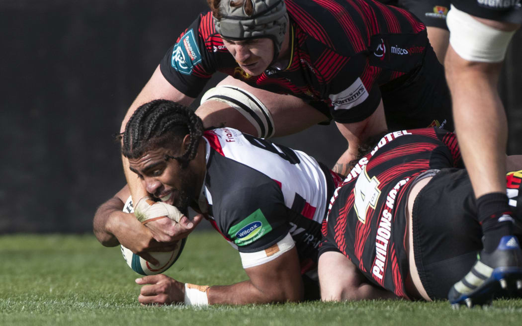 Hoskins Sotutu of Counties Manukau scores a try.