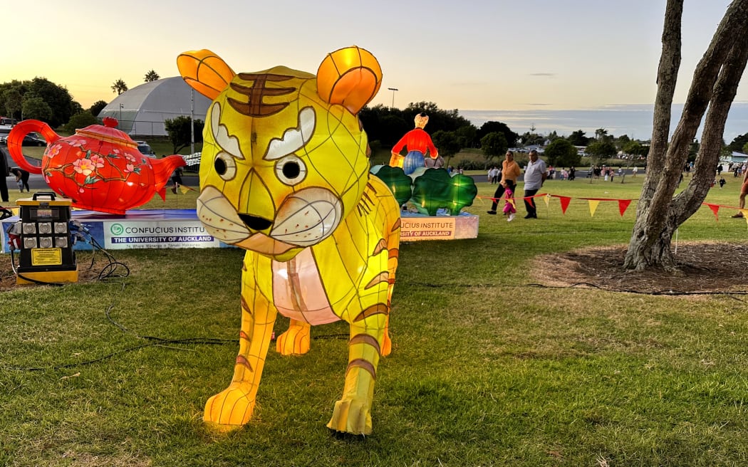 In traditional Chinese art, a tiger is often depicted with the character "王" (meaning "king") on its forehead, symbolizing its status as the king of beasts.