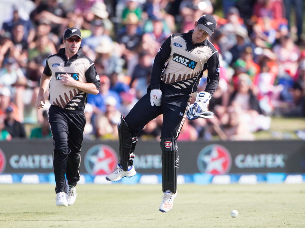Luke Ronchi pulls up injured while chasing after a loose ball.