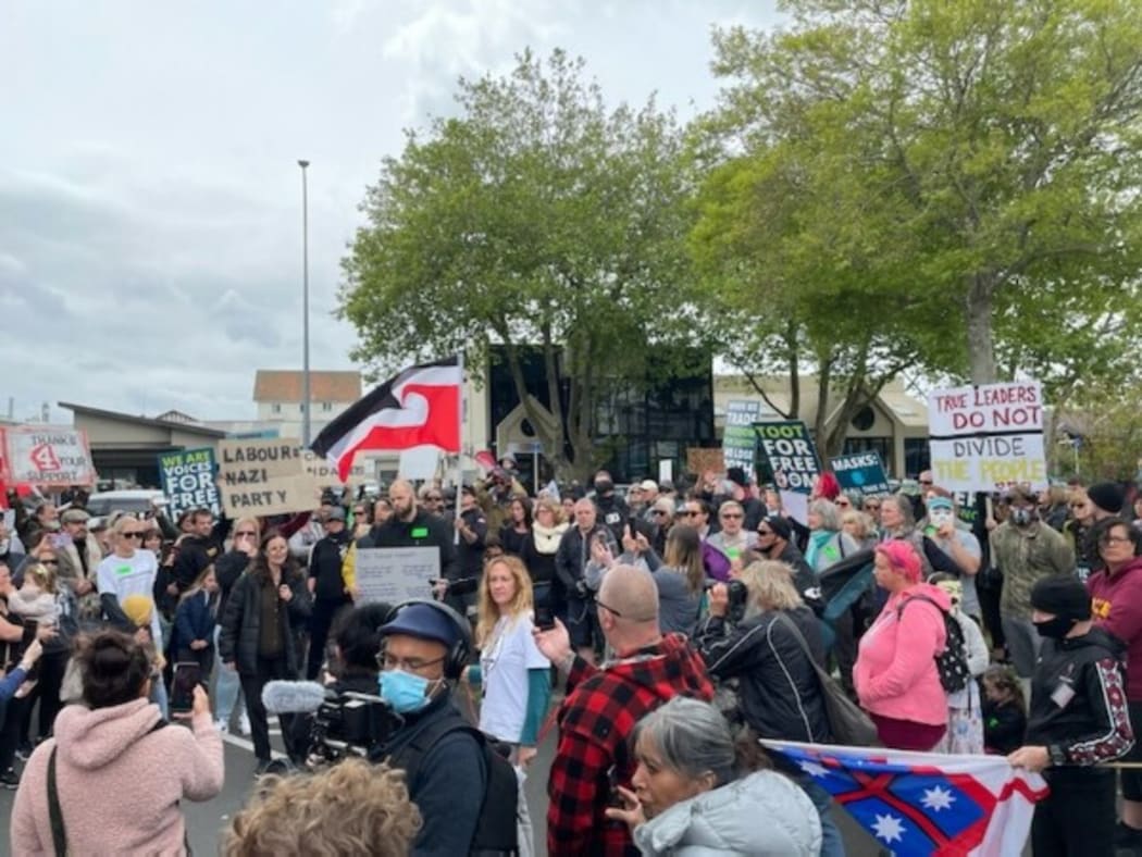 Anti-vaccination protesters at a mobile vaccination clinic in Whanganui where the Prime Minister was due to speak.