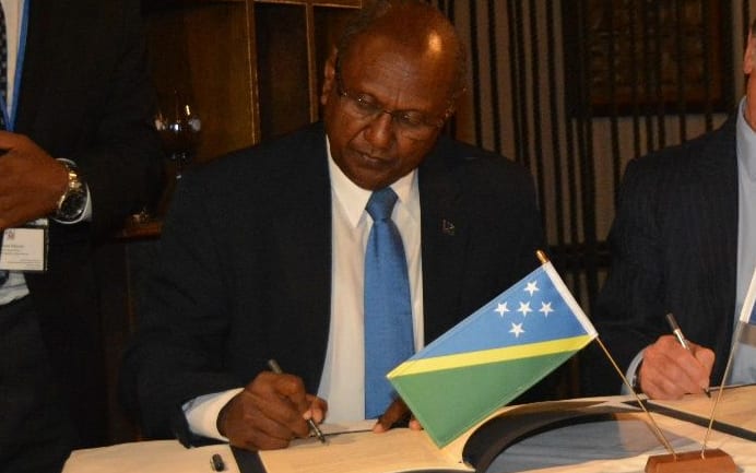 The Solomon Islands Minister of Foreign Affairs and External Trade, Milner Tozaka signs a revised Joint Commitment for Development with his New Zealand counterpart, Murray McCully, in Wellington.