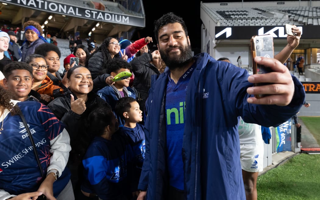 Akira Ioane with fans.