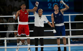 Uzbekistan's Asadkhuja Muydinkhujaev reacts after beating Mexico's Marco Alonso Verde Alvarez (Blue) in the men's 71kg final boxing match during the Paris 2024 Olympic Games at the Roland-Garros Stadium, in Paris on August 9, 2024. (Photo by Mauro PIMENTEL / AFP)
