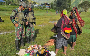 The Indonesian Navy (TNI AL), as the frontline guardian, isn't just focused on defending national waters; it also actively ensures the welfare of the people. This commitment was clearly demonstrated by the Mobile Yonif 1 Marine Task Force for Indonesian-PNG Border Security (Satgas Pamtas RI–PNG Mobile Yonif 1 Marinir), which organized the "ROSITA" (Buying Farm Produce) initiative in Kokamu Village, Yahukimo Regency, Papua, on Saturday (May 10).

Led by the Bravo Post Commander, this activity was more than just an economic transaction. It served as a direct interaction platform between Indonesian Navy soldiers and the indigenous Papuan community. The soldiers purchased local agricultural products such as vegetables, fruits, and tubers, showing their appreciation for the community's hard work.