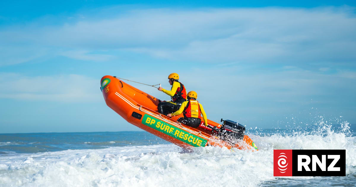 Piha lifeguards save 26-year-old in dramatic rescue | RNZ