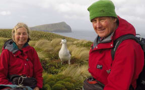 Scientists Graeme Elliott and Kath Walker with a Antipodean wandering albatross.