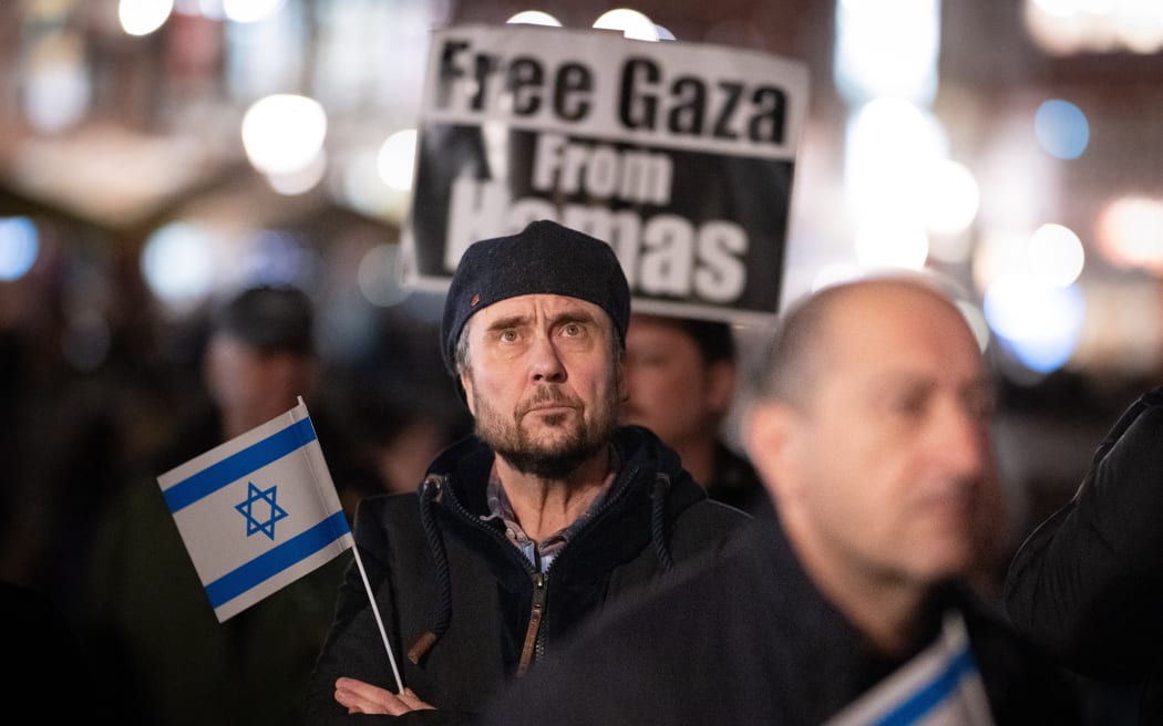 07 October 2023, Hesse, Frankfurt/Main: Several hundred people take part in a pro-Israel solidarity rally at Römerberg in Frankfurt. Photo: Boris Roessler/dpa (Photo by BORIS ROESSLER / DPA / dpa Picture-Alliance via AFP)