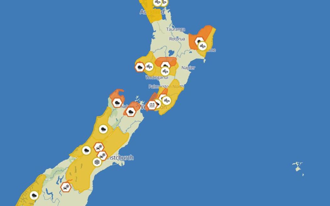 Weather maps 4 June