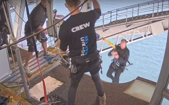 Mike Heard is attempting 800 bungy jumps from the Auckland Harbour Bridge to beat a world record.