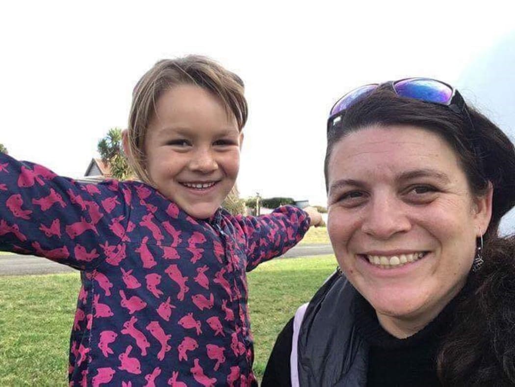 Missing 6-year-old Que Langdon. Her mother believes she has been taken by her father, Alan Langdon, to avoid custody action - has hired a Child Recovery Services contractor to find them.
