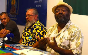 UPM leader Victor Tutugoro  (centre) announces split from FLNKS at a media conference on Thursday in Nouméa – PHOTO LNC