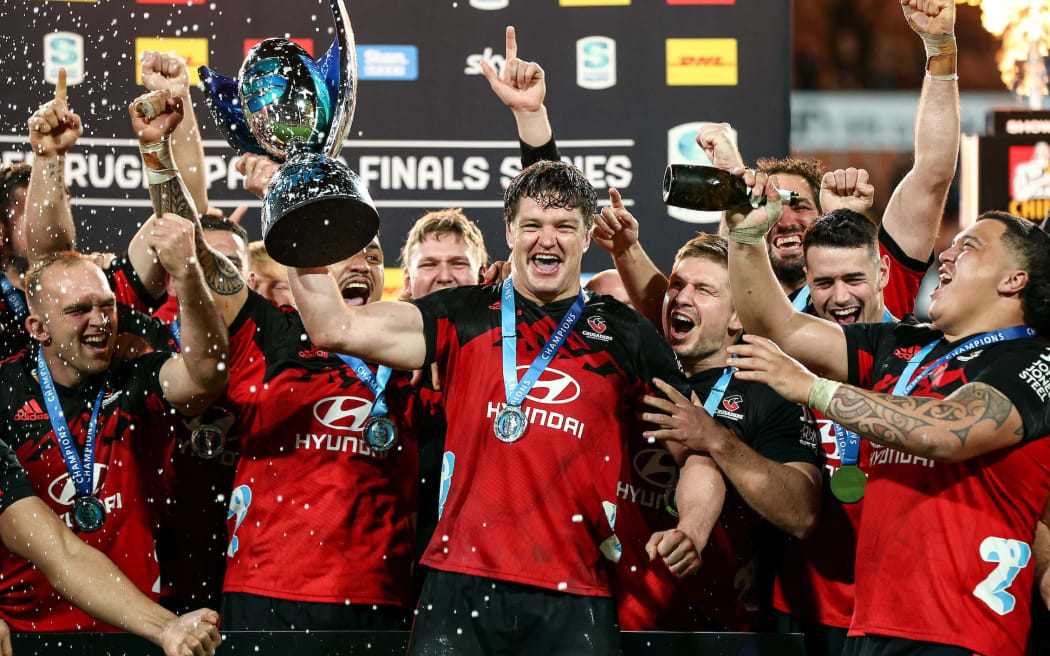 Scott Barrett (Captain) of the Crusaders and Crusaders team celebrate with the trophy. Chiefs v Crusaders, Super Rugby Pacific Final at FMG Stadium, Hamilton, New Zealand on Saturday 24 June 2023. Mandatory credit: Lynne Cameron / www.photosport.nz