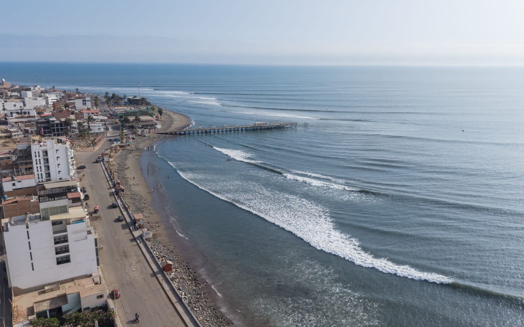 Aerial view of Balneario de Huanchaco in Trujillo, Peru on July 30, 2025. Peru on July 30, 2025, closed 65 of its 121 Pacific ports as a tsunami alert was issued following a massive 8.8-magnitude earthquake off the east coast of Russia. (Photo by Steffano Palomino / AFP)