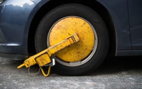 Car wheel blocked by wheel lock because illegal parking violation