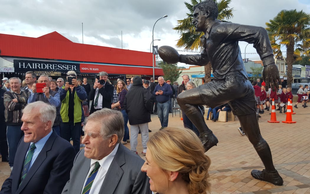 Colin Meads with Stan Meads and sculptor  Natalie Stamilla at the statue's unveiling.
