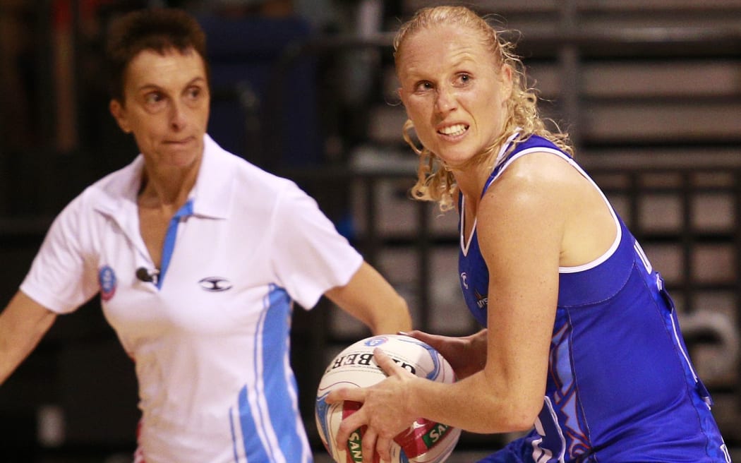 The Mystics midcourter Laura Langman playing against the Tactix.