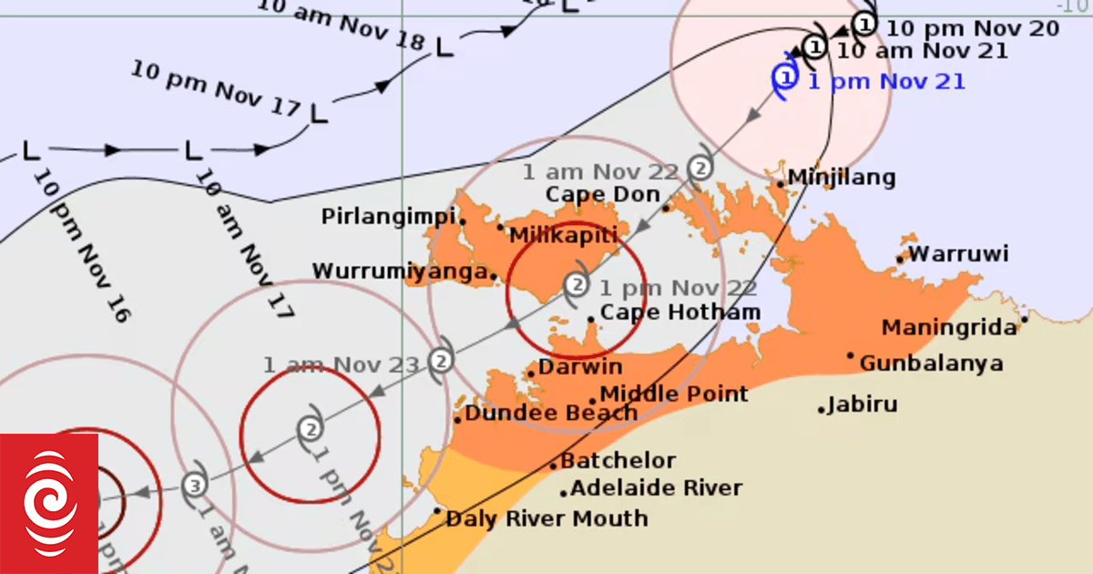 Northern Territory coastal communities told to shelter, as Cyclone Fina approaches